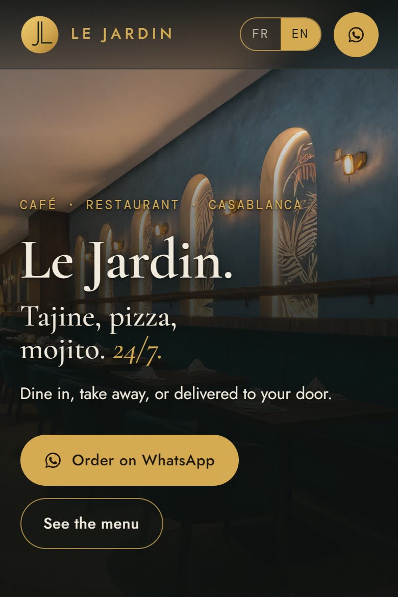 Le site Le Jardin sur téléphone : la salle aux arches dorées et le titre Le Jardin